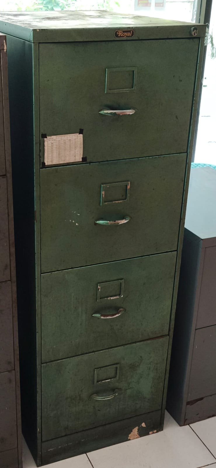 Filing cabinet sedang 4 laci